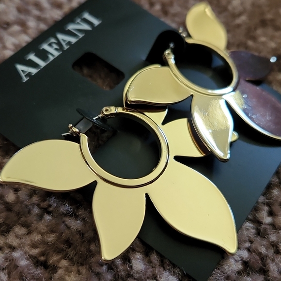 Alfani Gold-Tone Flower Hoop Earrings - Picture 2 of 4